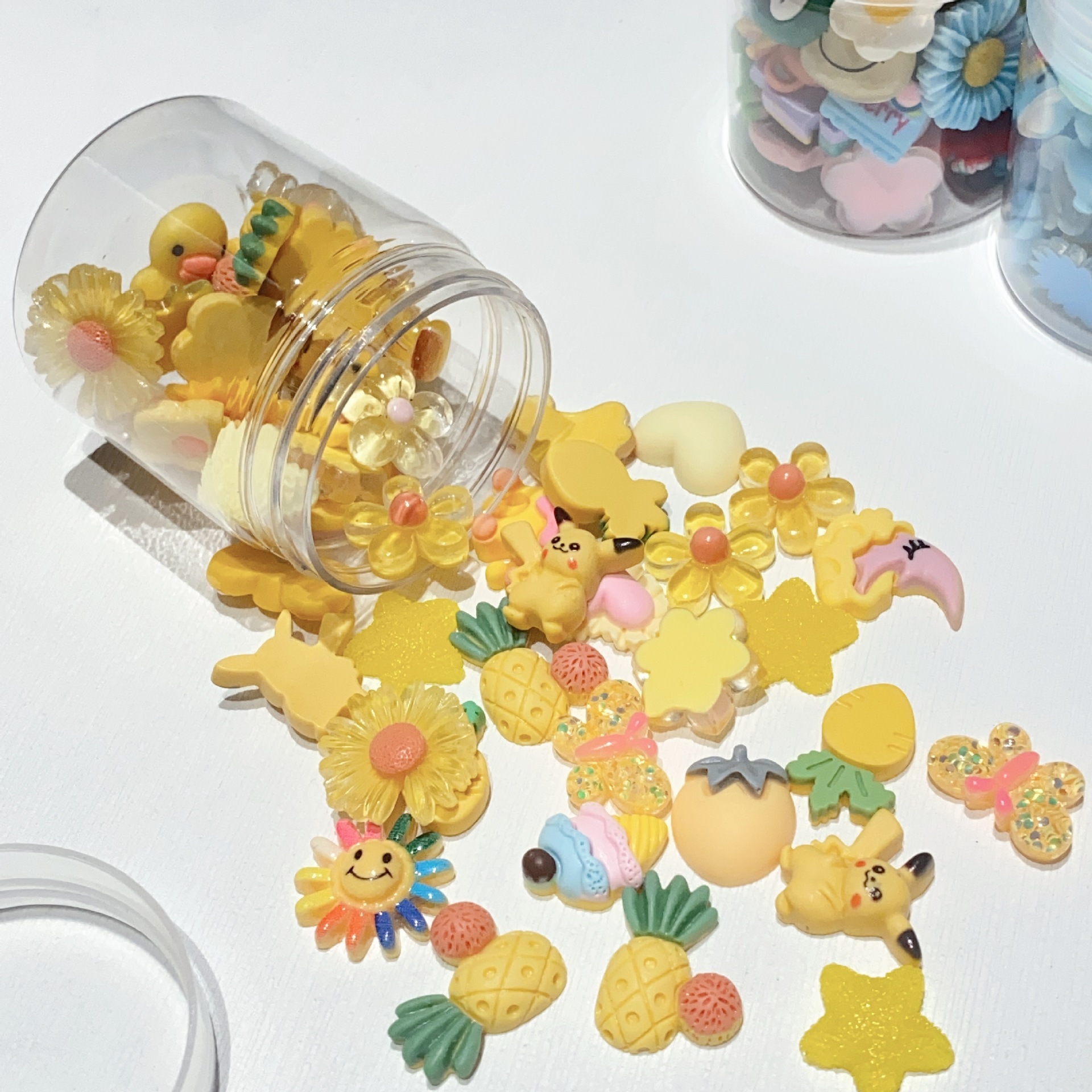 Directo de fábrica de color de dibujos animados mezclado DIY accesorios de resina al por mayor pegamento crema teléfono móvil Shell horquilla accesorios de producción