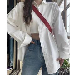 白いシャツの女性の夏のデザイン感が小さいです。