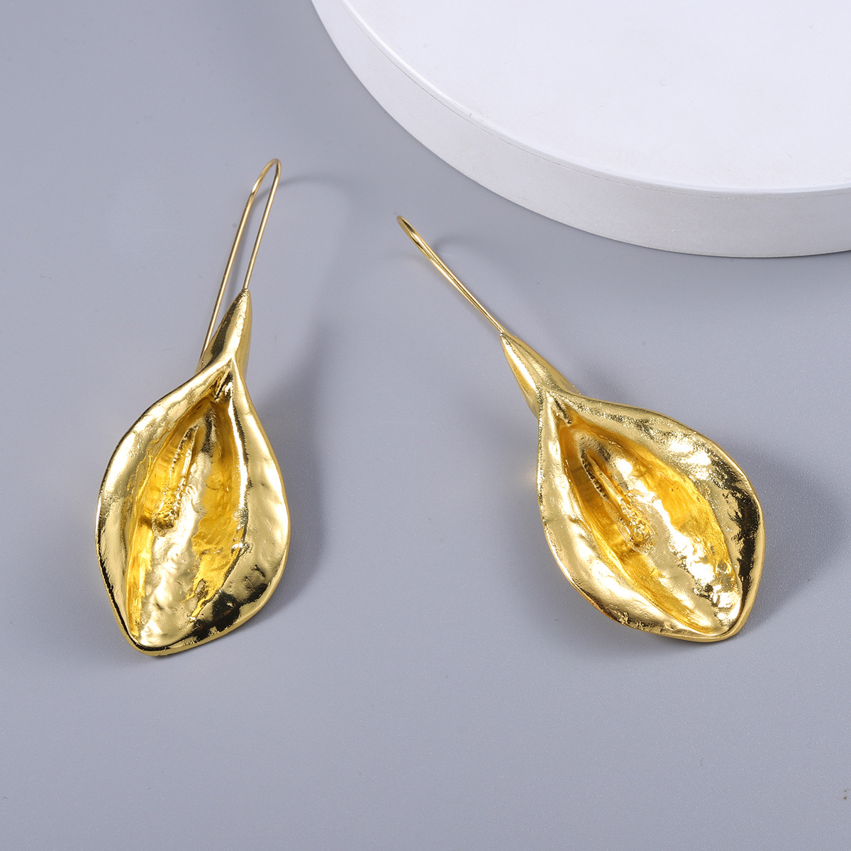 Fashion Texture Metal Earrings Long Pastoral Style Flower Bud Alloy Earrings display picture 5