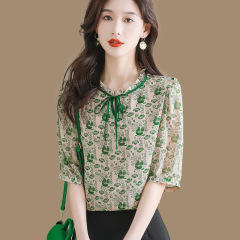 薄いタイプのシフォンの中袖の上着の女性の夏の花の縁の襟の短いタイプの小さいシャツとスカートのゆったりしてお腹を遮る夏服