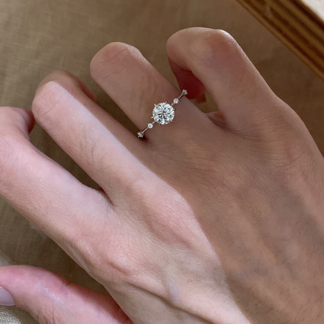 Glittrande designer ring för kvinnor, elegant och bekväm_voghion.com