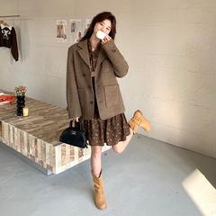 実際に撮影したootdはカレー色のスーツを着て女性2025春の新しい花のワンピースを2セット着ている