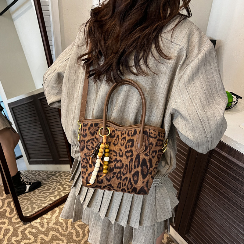 2025 otoño y invierno nuevo bolso de alta calidad bolso de cubo de agua universal bolso de hombro popular de mujer retro mochila esmerilado