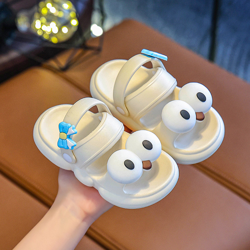 Zapatillas infantiles para niñas verano 2025 nuevo lindo uso exterior suave antideslizante para niños pequeños zapatillas para niños