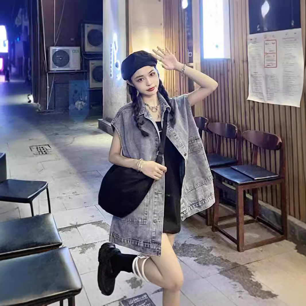 Retro denim vest for women, 2026 autumn/winter, new design, layered vest, Korean style.