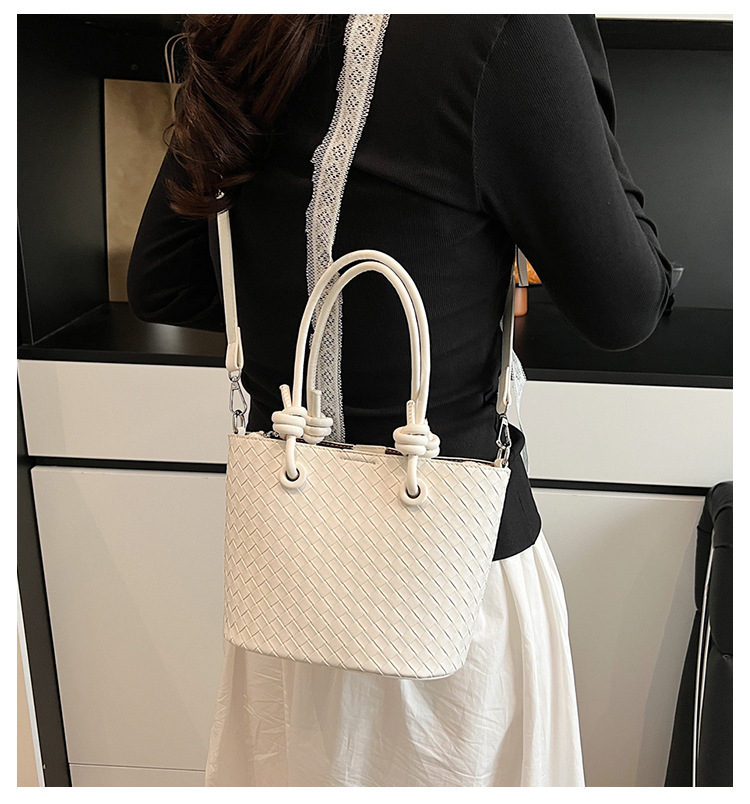 A simple and elegant bucket bag for women, a Korean-style single-shoulder bag for commuting to work in 2025, a new trendy and fashionable crossbody bag full figure
