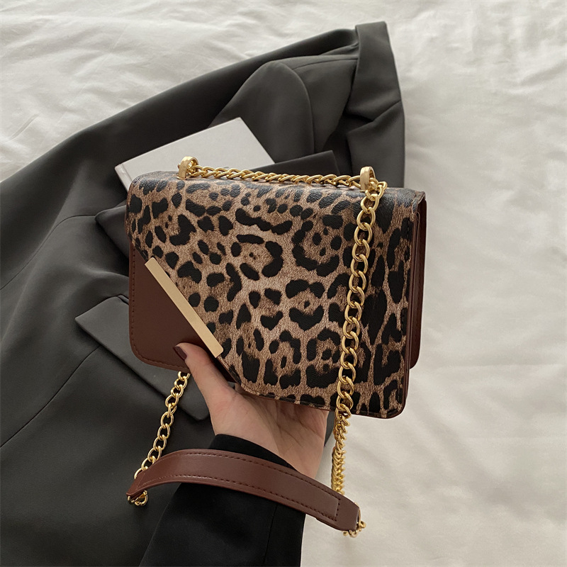 2024 nuevo bolso de hombro con estampado de leopardo de diseño de nicho, bolso de axila simple de moda, bolso de mensajero de cadena, bolso femenino personalizado