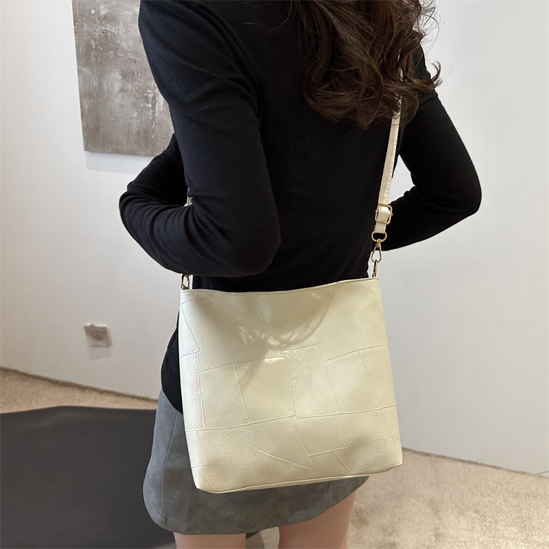 Bolso de alta sensación para mujeres nuevo verano 2024 moda extranjera empalme bolso de hombro de gran capacidad bolso de cubo de agua