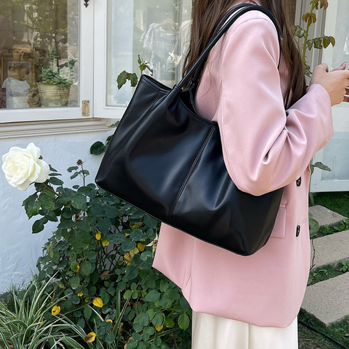 2024 new tote bag popular in Japan and South Korea this year, niche fashion large capacity daily commuting portable shoulder bag