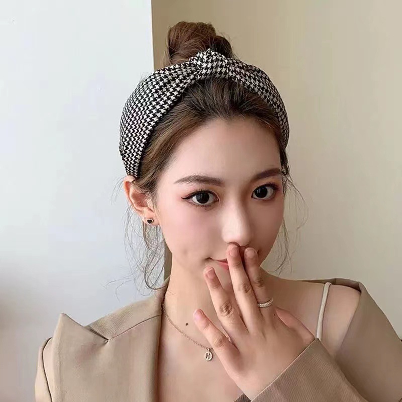 Thousand Bird Grid Wide Edition Nodo che preme i capelli per l'eleganza e lo stile delle donne 2023 Nuovo autunno a testa alta Top Hoop in_voghion.com