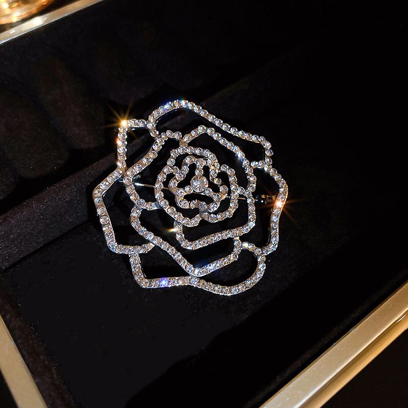 Dulce luz estilo de lujo diamante incrustado hueco flor broche nicho francés de alto grado temperamento suéter pin ramillete para las mujeres