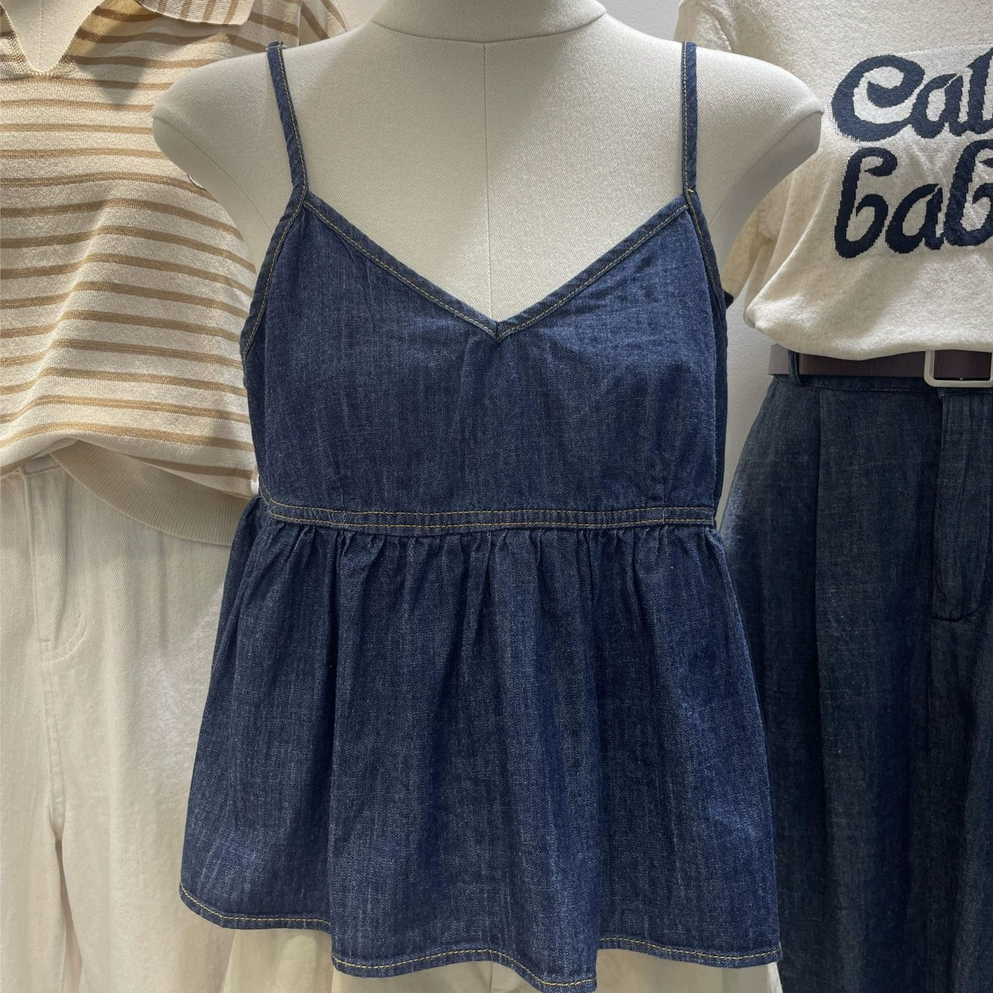 Французский ретро-гонконгский стиль ковбой маленький подтяжка женский 2024 летний новый иностранный минус возраст свободный тонкий топ с V-образным вырезом