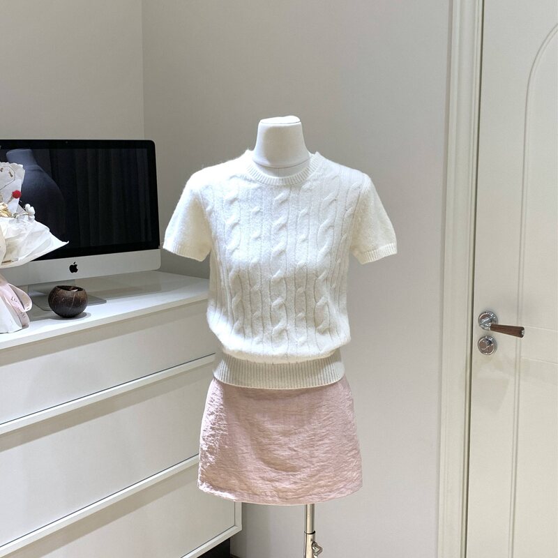 Mowonwu Same Style Off-White Round Neck Knit Sweater 2026 Spring/Summer New Twist Knit Short-Sleeve Slimming Top Mowonwu Same Style Off-White Round Neck Knit Sweater 2026 Spring/Summer New Twist Knit Short-Sleeve Slimming Top