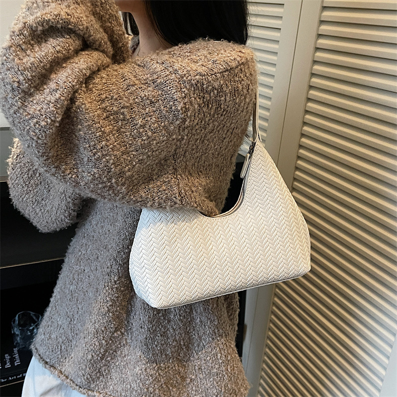 Transfronterizos lujosos tejidos bolsas de brazo para mujeres 2025 otoño y invierno retro bolsas de mano versátiles estilo extranjero mochila de viaje