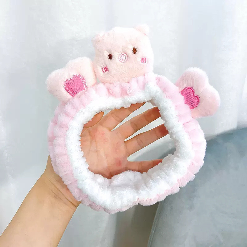 顔を洗って髪を洗って新型の少女の韓国の化粧をつけてマスクの専用のカチューシャをつけます。