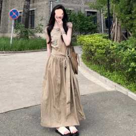 2026新款韩系高级感无袖背心卡其色连衣裙子女夏绑带收腰显瘦长裙