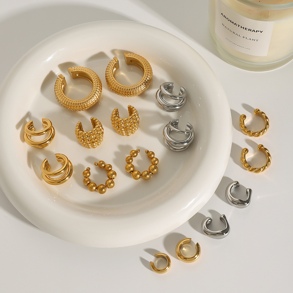 Jieding Pendientes dorados de acero inoxidable europeos y americanos Clip de oreja de sentido avanzado Clip de oreja sin orificio de oreja Pendientes de acero de titanio Joyas transfronterizas