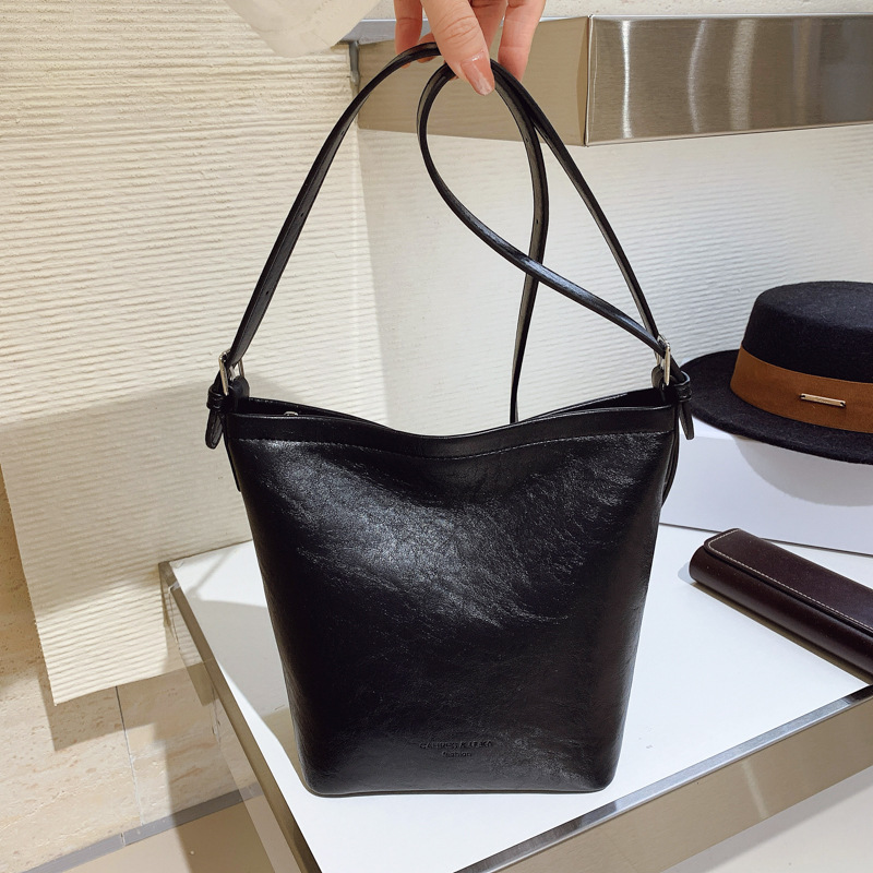 Bolsos de cubo de cera de alta calidad Otoño / Invierno de mujeres 2025 nuevo retro multifuncional bolso de hombro bolso de moda