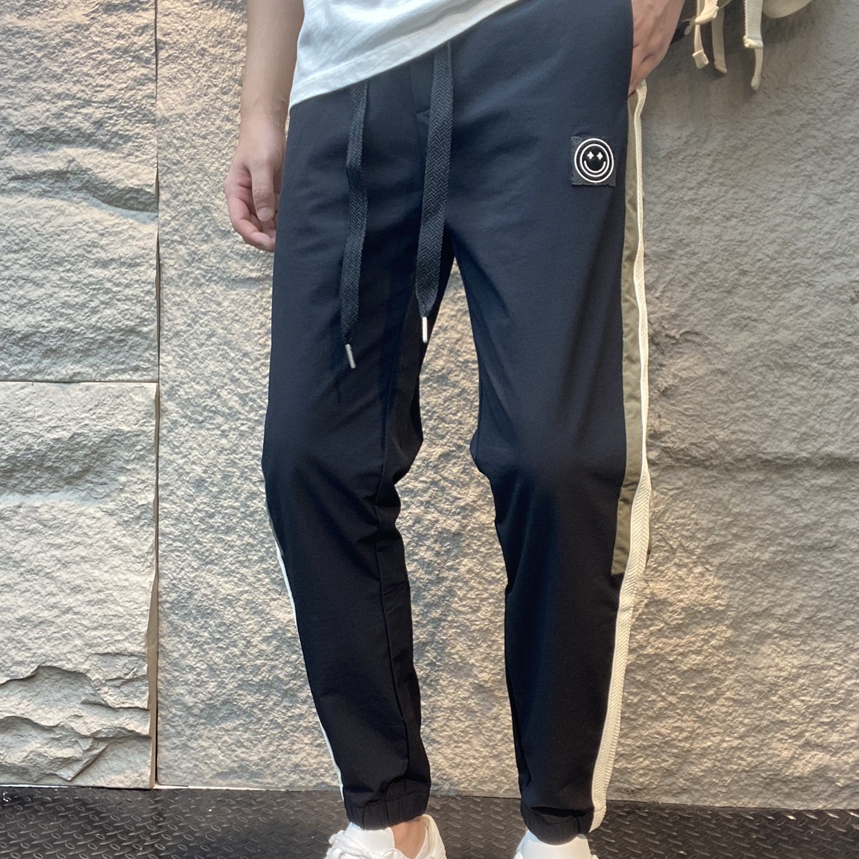 Frühling und Sommer neue Herren-Freizeithose mit diagonalem Stoff, schmal geschnittene Sporthose mit kleinem Bein, schwarzer Jugendknöchel_voghion.com