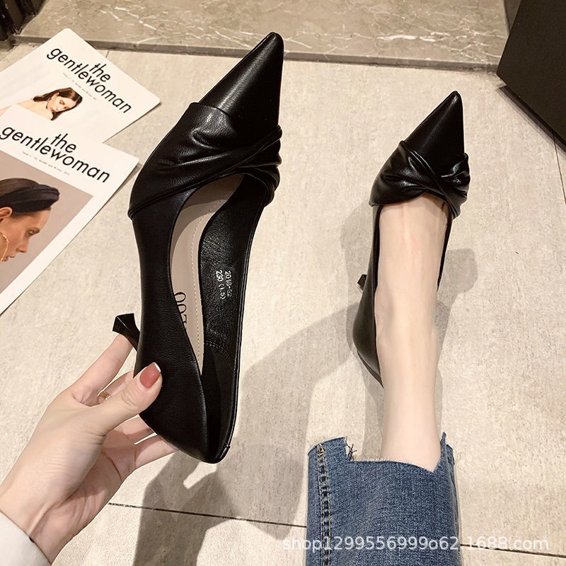 Zapatos de tacones altos puntiagudos para mujeres 2026 otoño nuevos zapatos individuales de estilo universal hombre pequeño temperamento poco profundo tacones suaves zapatos de boda