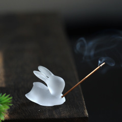 瑠璃のウサギの線香の挿し込みの置物の室内の客間のデスクトップは茶室の茶席の部品のお茶のペットの用品を並べます。