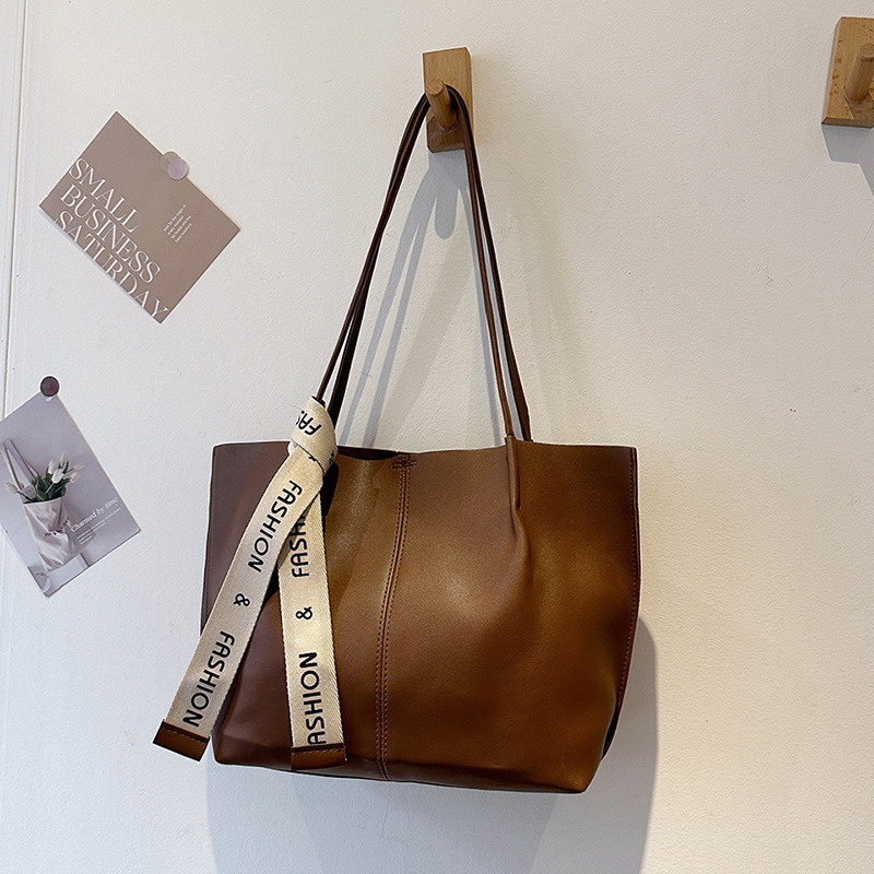 Bolsas de viaje de moda de gran capacidad para mujeres 2024 otoño nuevo bolso de mujer bolso de hombro de literatura extranjera bolso especial bolso de mujer