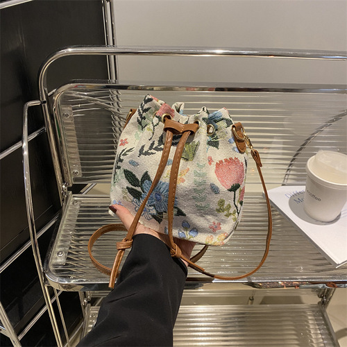 Cross-border popular women's 2025 new stylish ethnic Feng Shui bucket bag, versatile texture commuting shoulder and cross-body bag