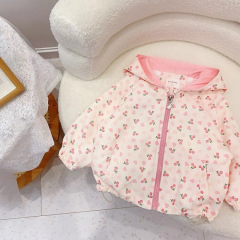 女の子の春の服2025子供の新型のカジュアルな女の子の小さい子供の上着の春と秋の帽子の風の服の洋風はかわいいです。