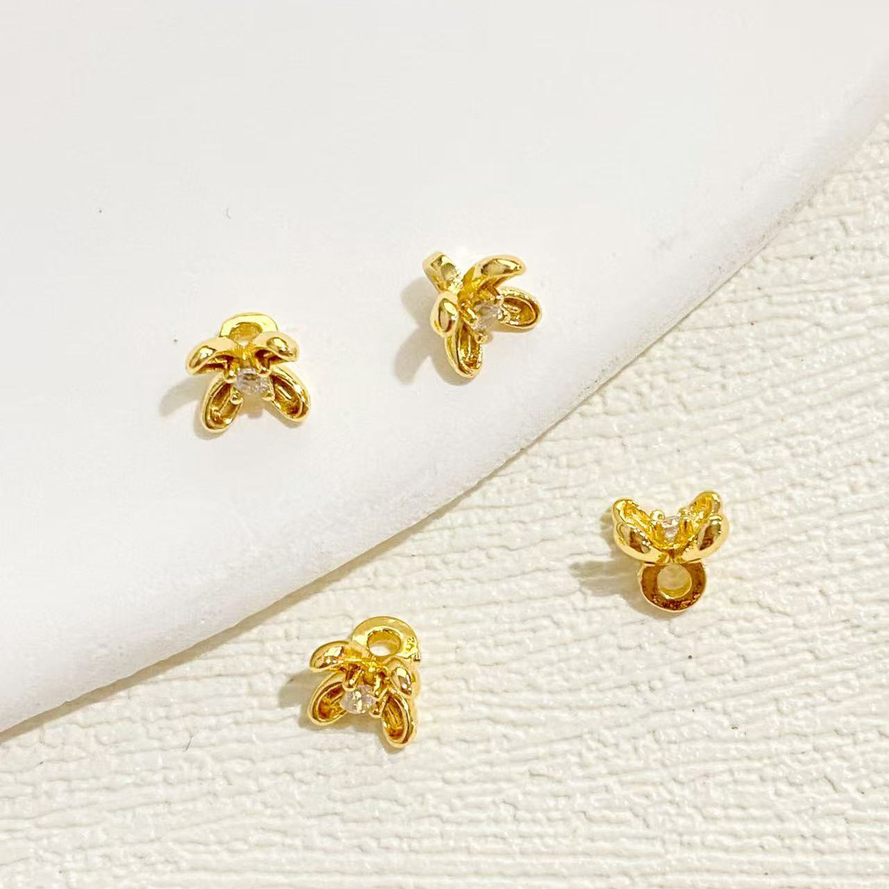 高保色diy部品に桂花のボタンを入れて、ビーズの小さいボタンの部品のビーズの散珠の手作りの材料を飾ります。