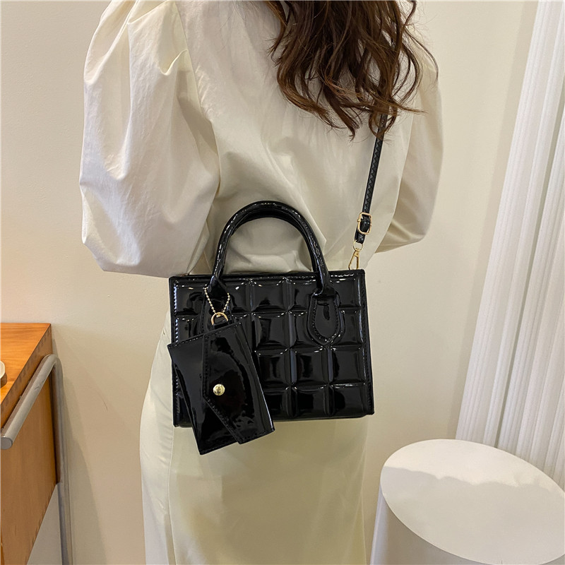 Women's Medium Pu Leather Solid Color Basic Square Zipper Crossbody Bag display picture 6