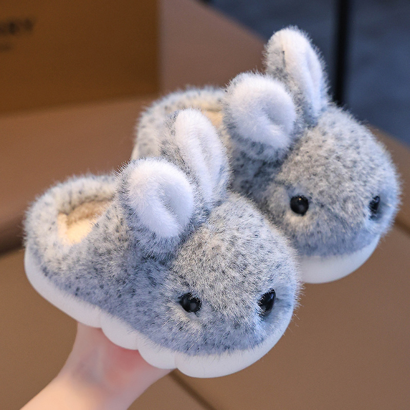 Bolsos de invierno para niños, zapatos de algodón de talón para niños y niñas, calentamiento de terciopelo, fondo grueso, padres e hijos, conejos caseros, zapatillas de algodón para bebés.