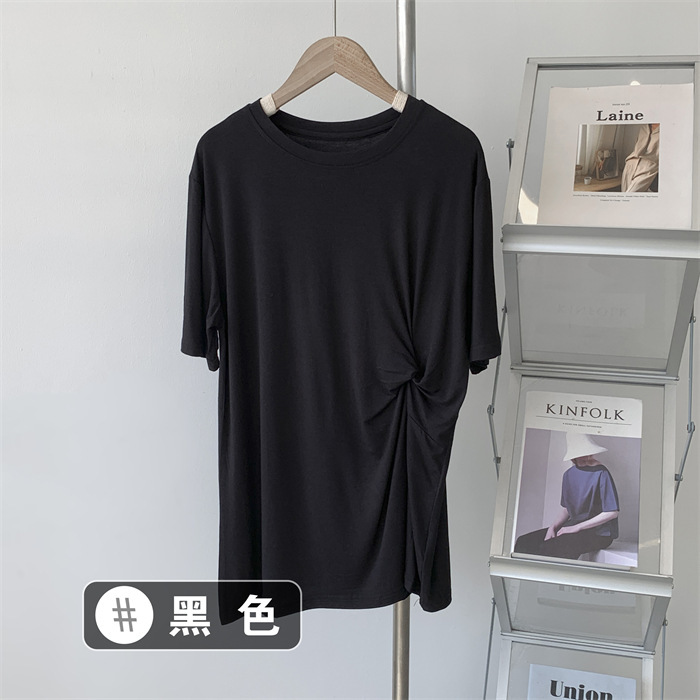 モーダルのデザイン感が半袖のtシャツをねじっています。|undefined