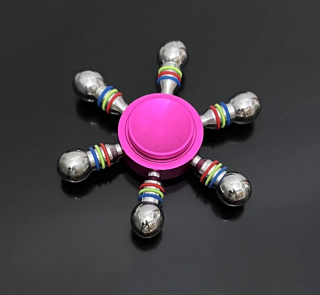 Gran tamaño de tres cabezas y seis brazos (caja de plástico de distribución aleatoria de aleación de varios colores