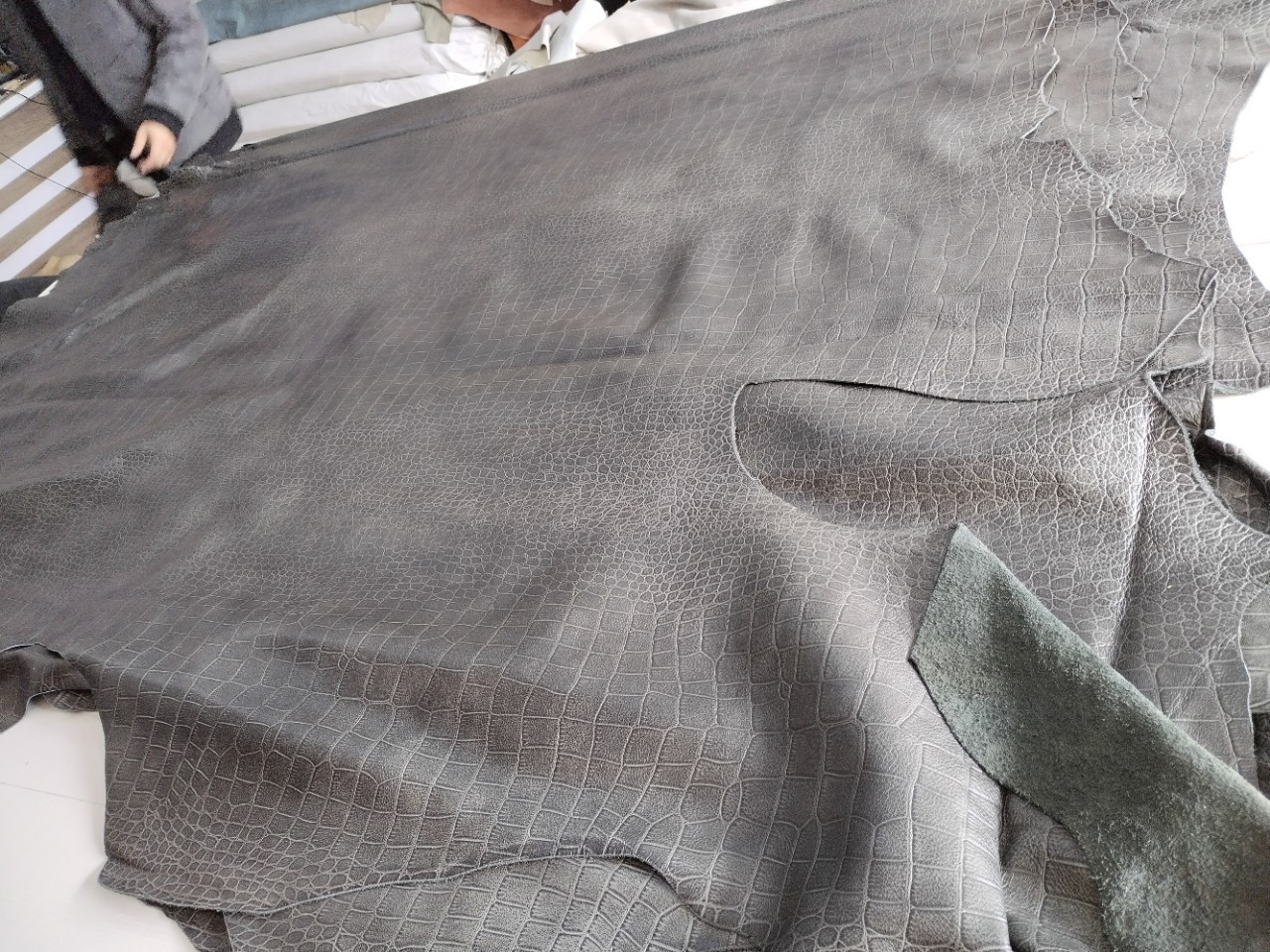 鳄鱼皮纹头层真牛皮整张家具箱包椅子面料现货一张发全国