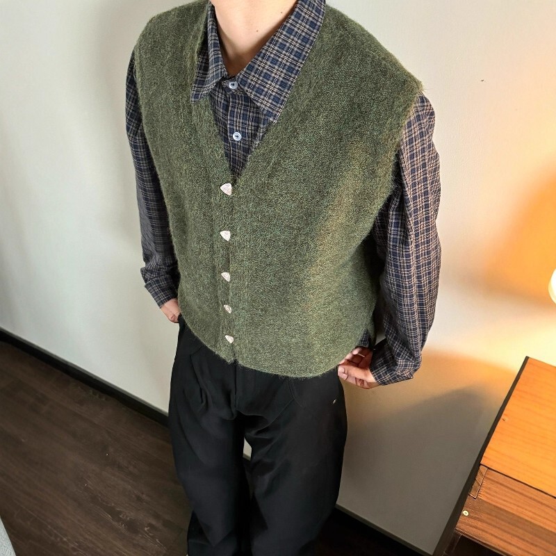 American Retro V Neck Buttoned Vest Knitwear for Men, Loose Casual Lazy Velvet Cardigan for Men, Knitted Knitwear for Men