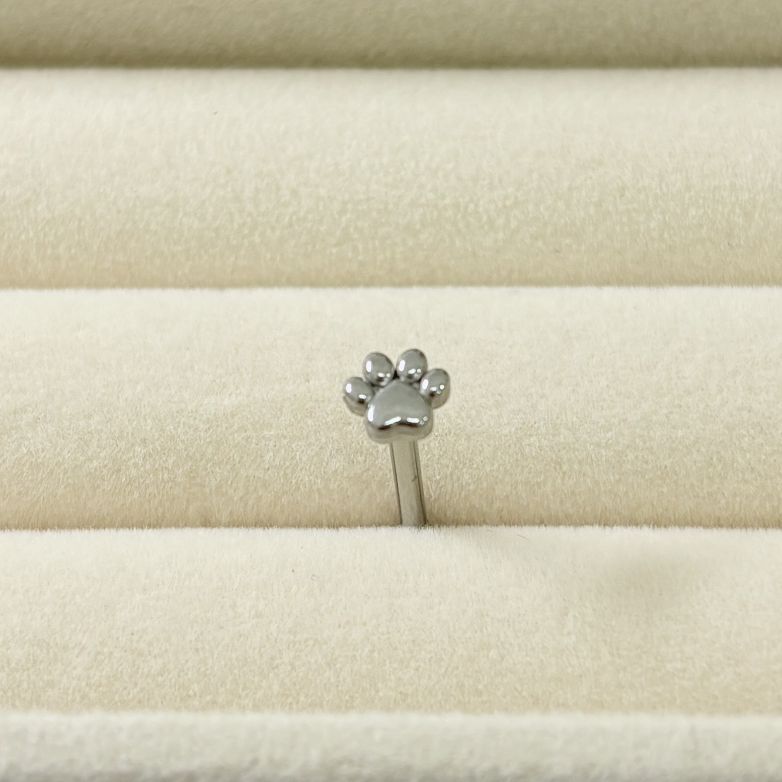 Silver pointed spike labret stud material detail