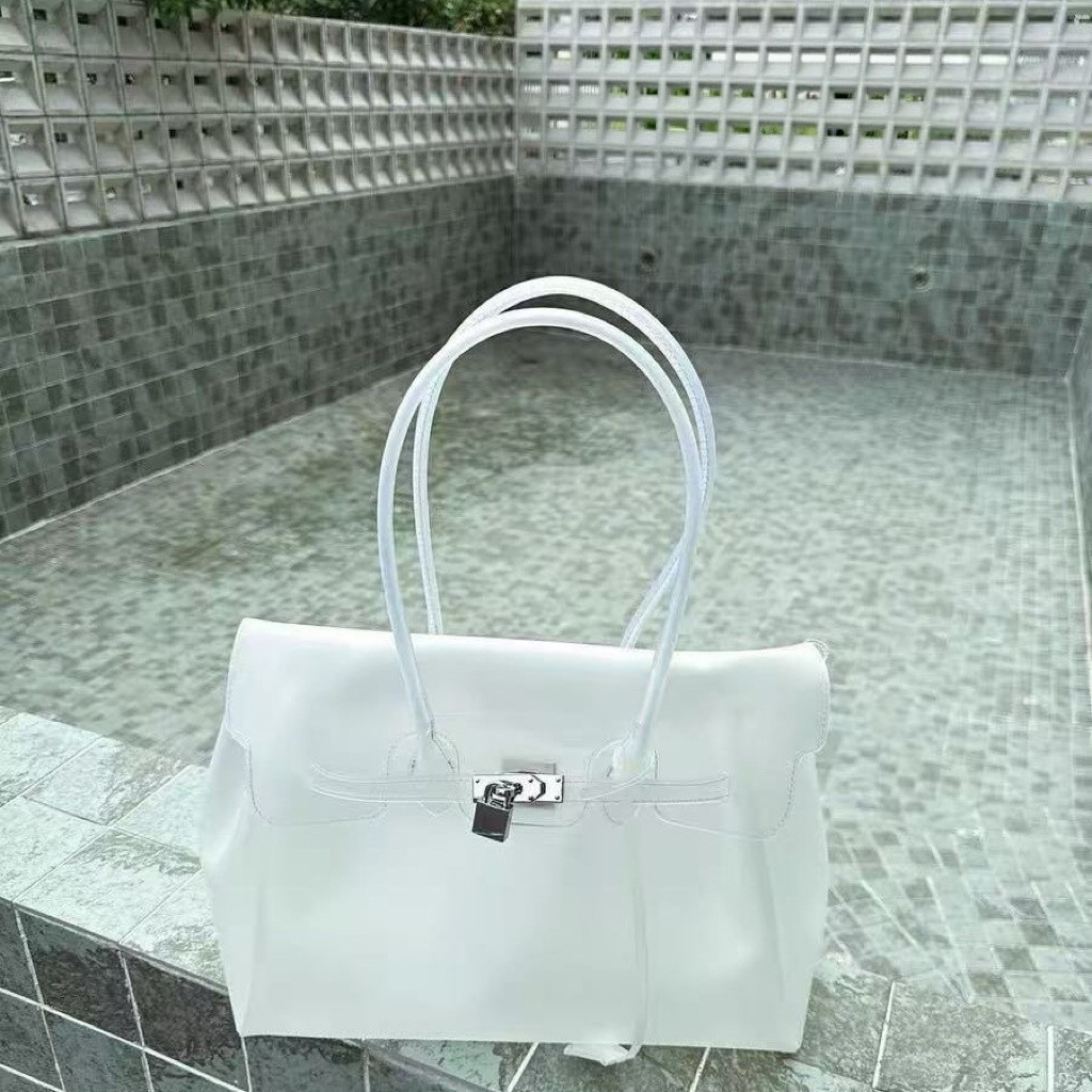 Tpu white (with key + rivets on the bottom) / 35*27*15cm