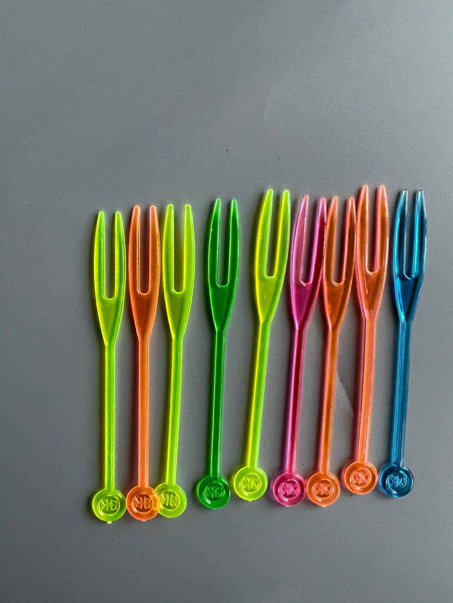 En stock espada Tenedor de fruta desechable pastel de fruta decoración pastel plato de fruta tenedor al por mayor