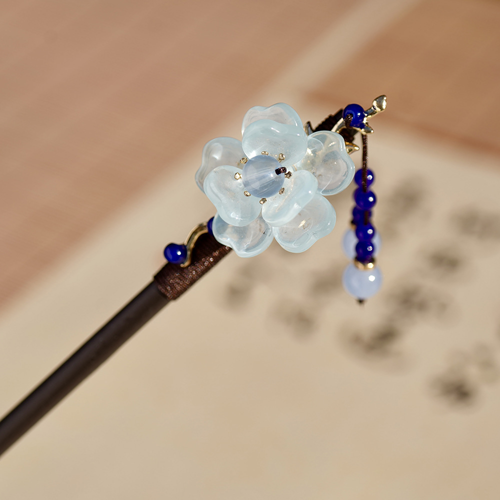 古典的な優雅なヘアピンの時代の髪飾り漢服のチャイナドレスの頭飾り江南ヘアピンの木のステップは花嫁の結婚ヘアピンを揺さぶっています。