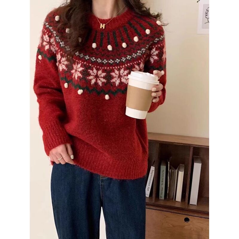 レトロなジャカードクリスマス新年の赤いニットセーターの女性の頭はゆったりしています。|undefined