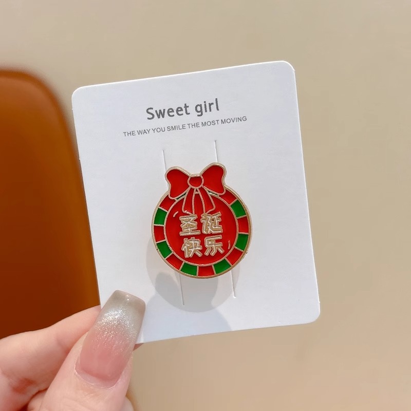 Broche de aleación de sentido avanzado japonés nueva insignia de personalidad de moda femenina de dibujos animados bolsa de Navidad accesorios de metal al por mayor