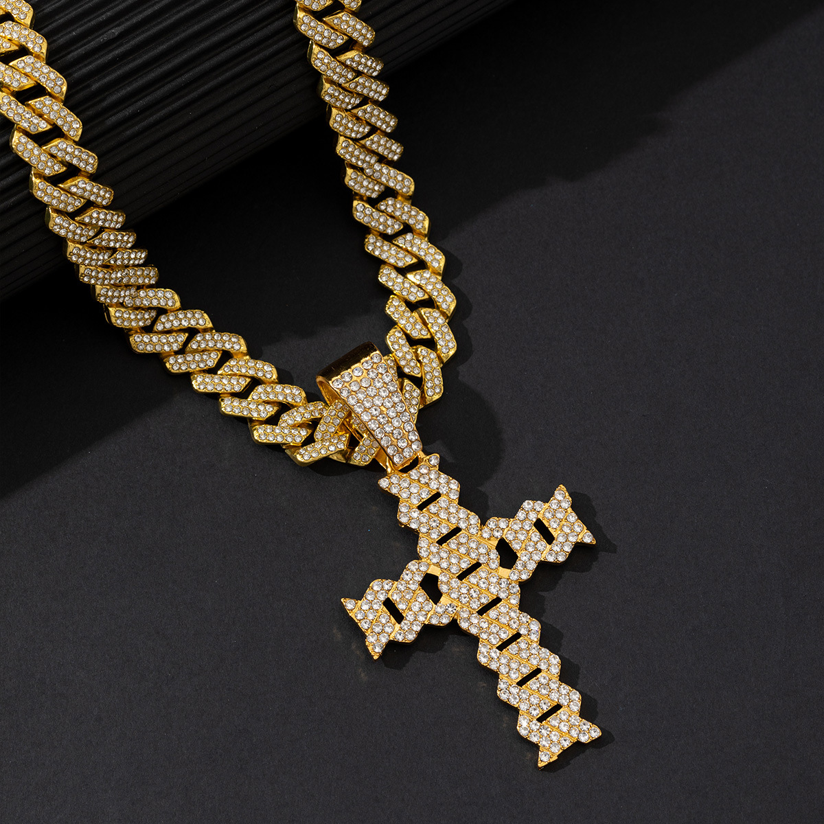 Catena cubana con pendente a croce di diamanti per uomo_voghion.com