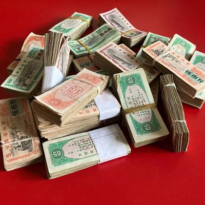 100 подлинных продовольственных талонов, 100 видов антиквариата, продовольственных талонов и масляных марок из провинций, городов и округов по всей стране распределяются случайным образом, чтобы обеспечить подлинность и долговечность.