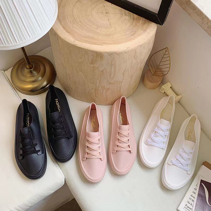 봄과 여름 새로운 흰색 신발 레이스 업 학생 신발 여성 캐주얼 신발 라운드 헤드 편안한 플랫 신발 여성 제조 업체