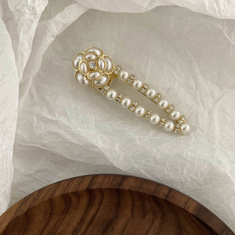 Chouchou en satin avec perles et pince à cheveux élégante_voghion.com