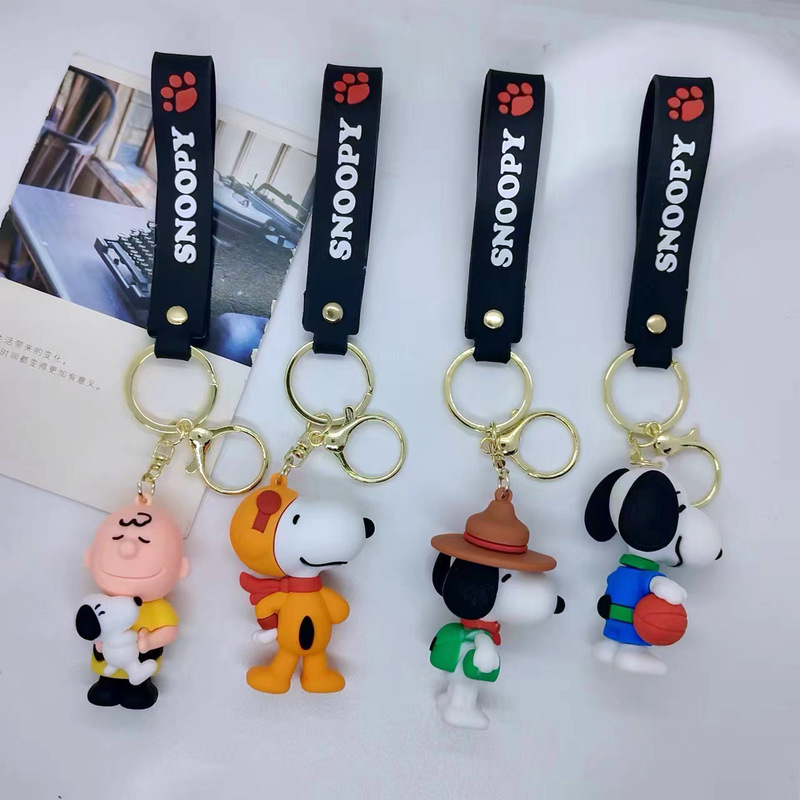 Cross-border creative cartoon Snoopy doll keychain pendant bag car key chain accessories gift wholesale