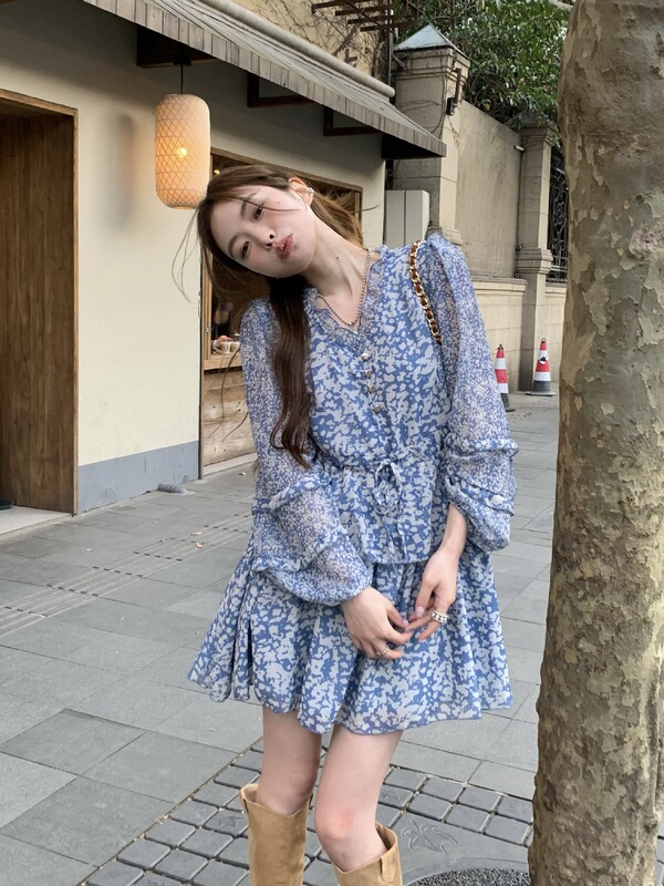 V领设计感碎花连衣裙女夏季2025新款收腰显瘦复古茶歇气质短裙ins|undefined