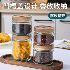 小さな丸い缶を押して缶を密封します。