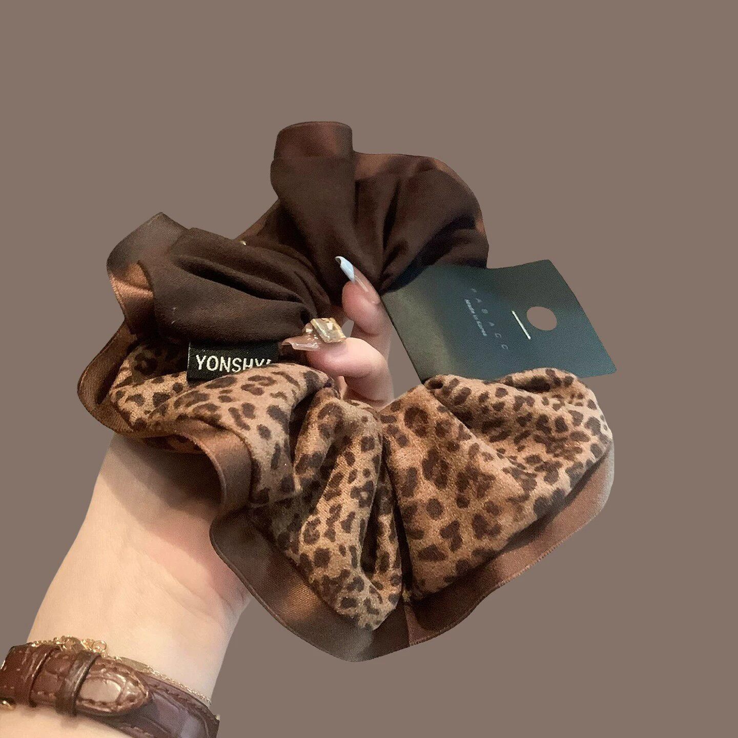 Vintage French-style patchwork leopard print scrunchie for women, 2026 new model, bun hair tie, elegant hair accessory