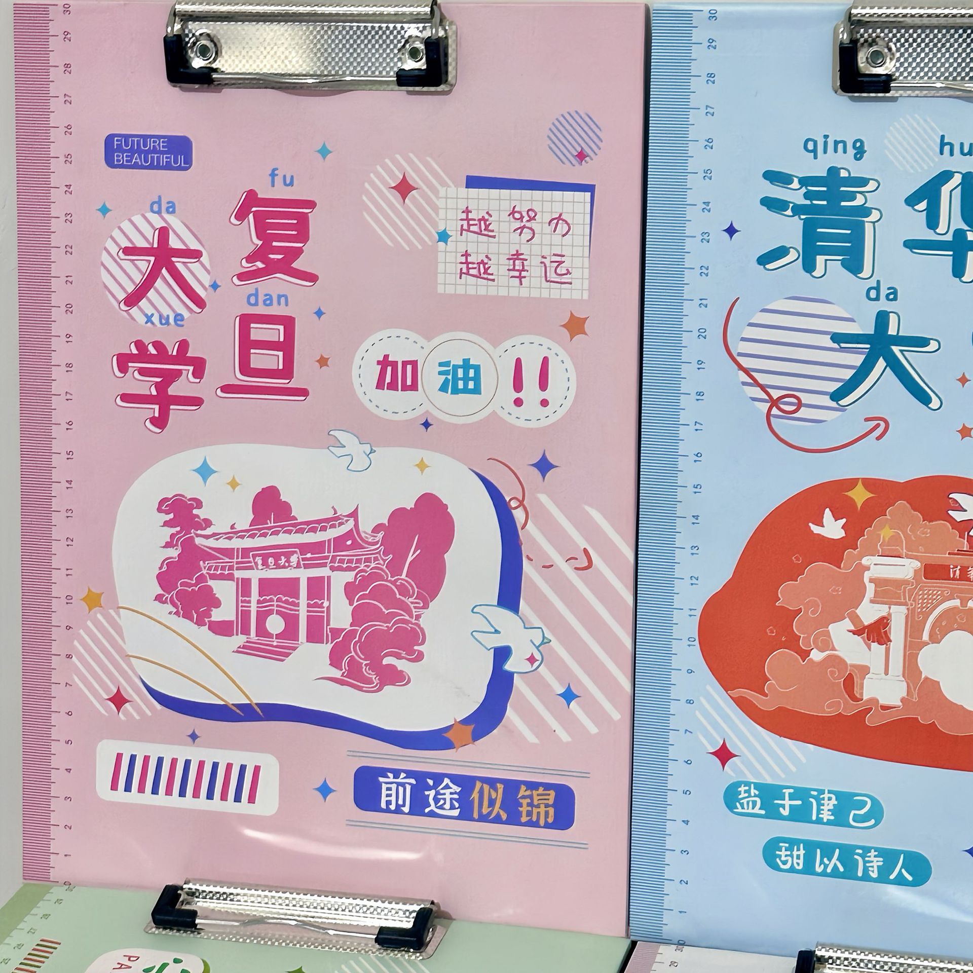 Archivo de clip de tablero A4 dibujos animados de dibujos animados escritos universitarios luchan por los estudiantes de primaria y secundaria para aprender artículos de papelería